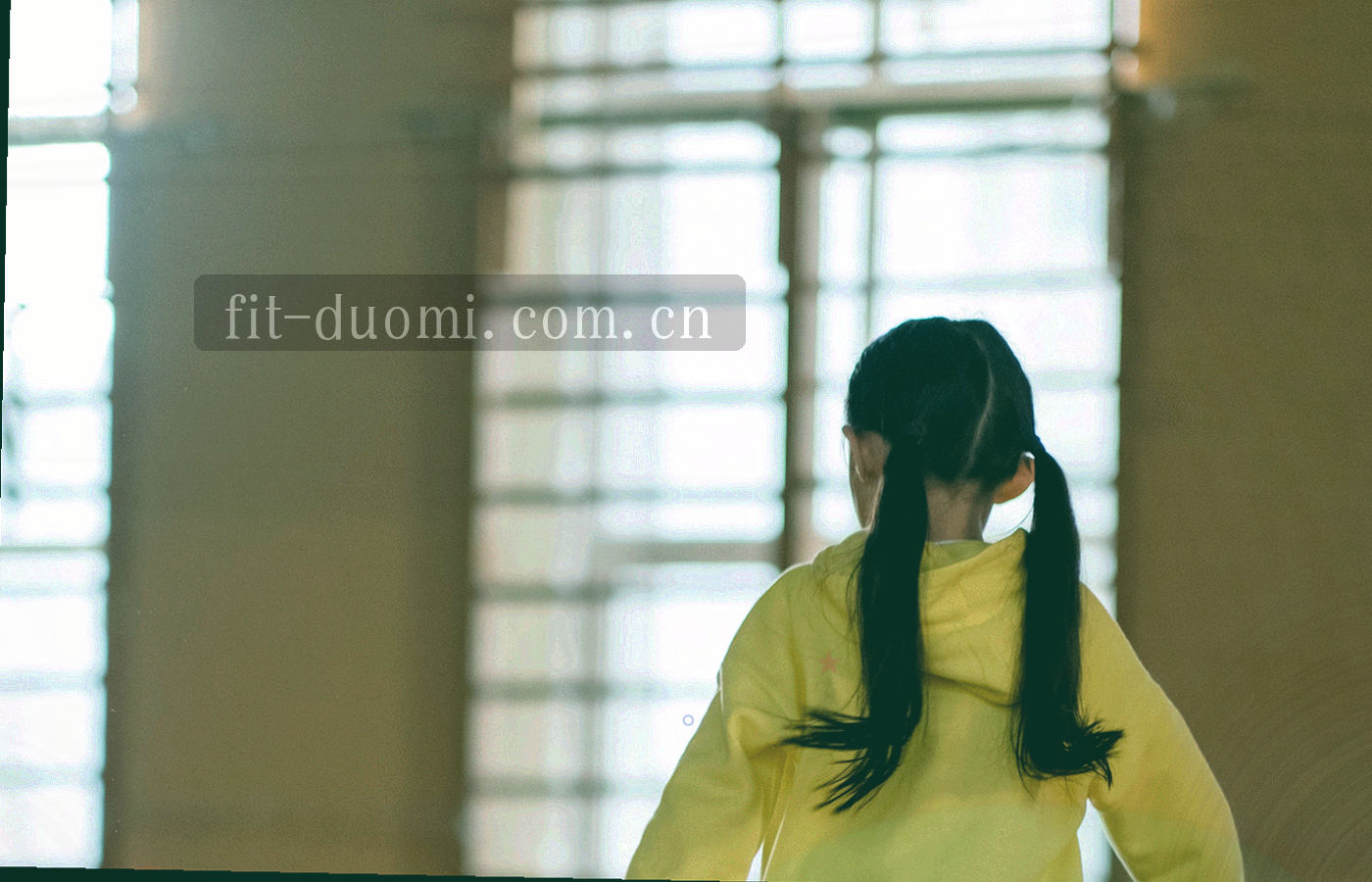 桌面显示器与手持设备并排展示同一份订阅清单，界面以抽象色块示意